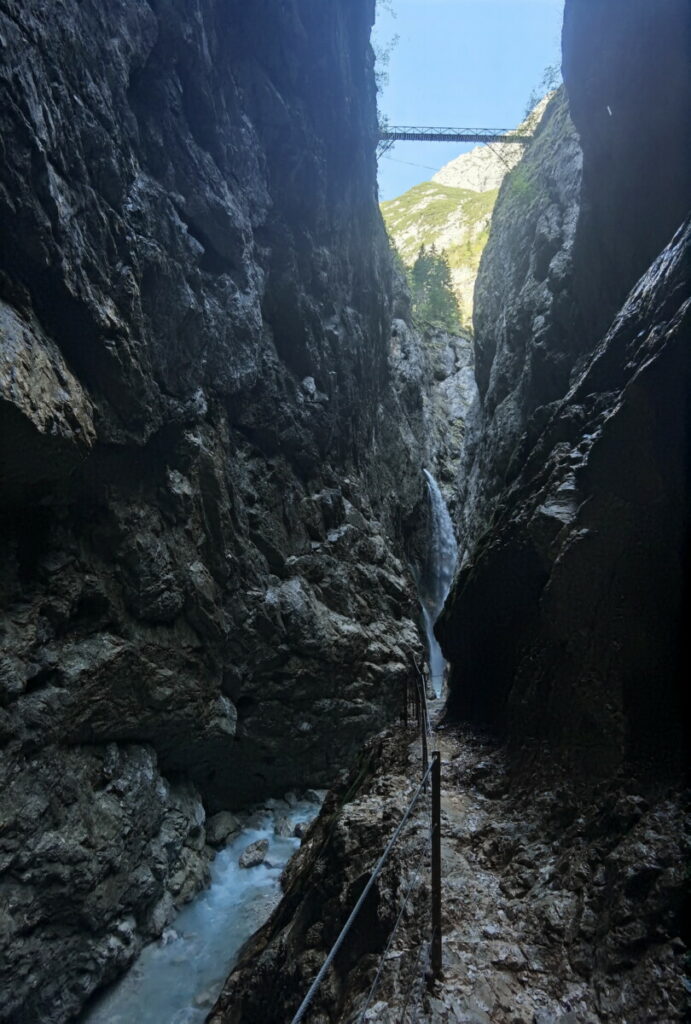 Erlebnis Höllentalklamm wandern - Blick aus der Klamm zur Eisernen Brücke