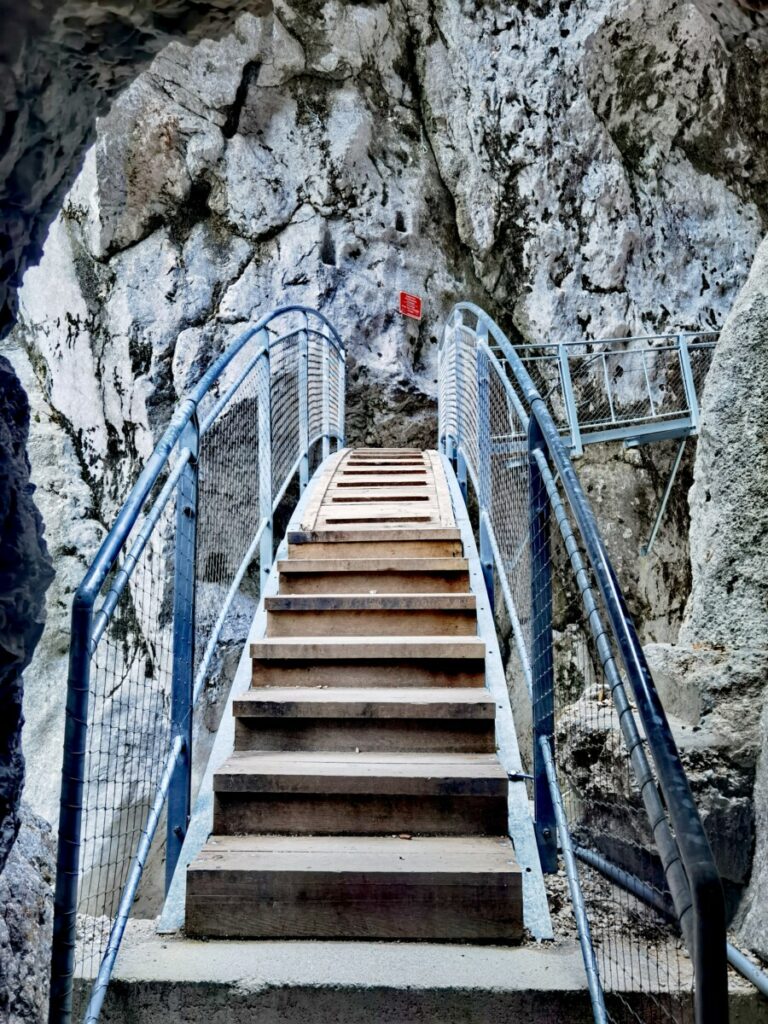 Die Bogenbrücke führt über den Hammersbach in der Höllentalklamm