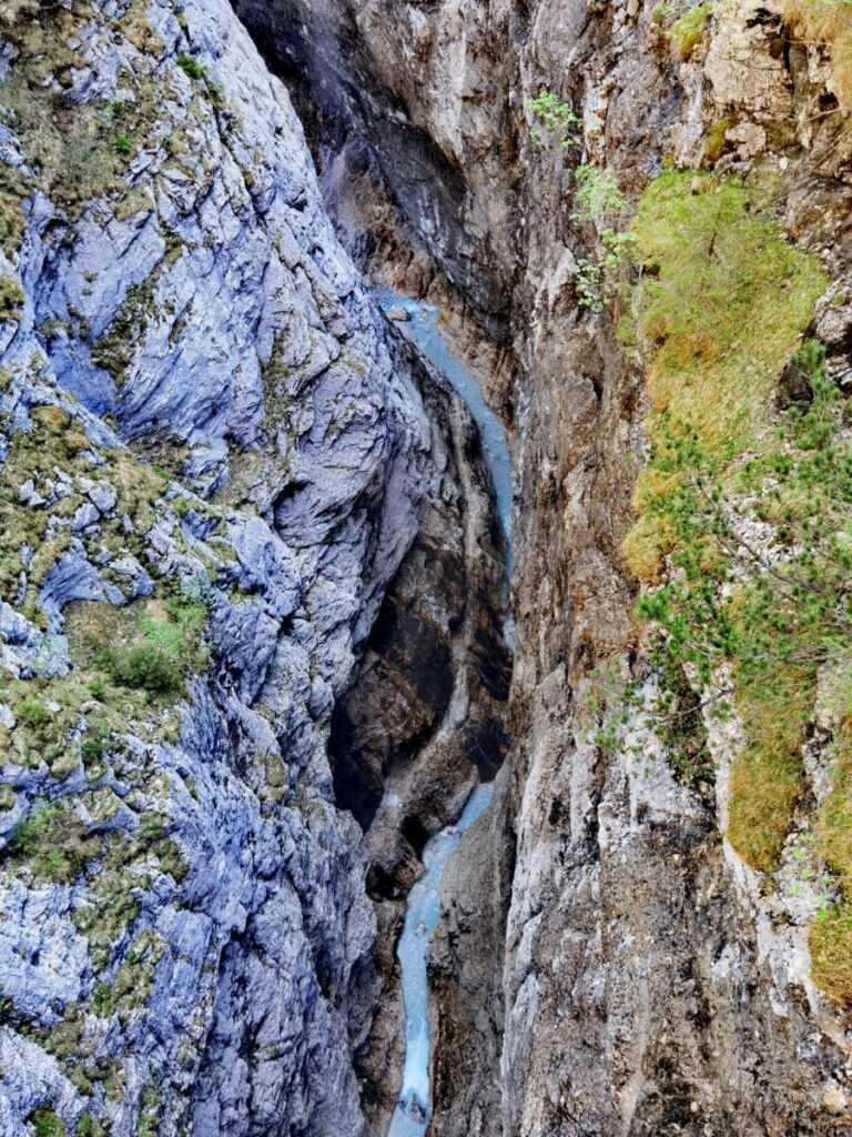 Und das ist der 73 Meter tiefe Blick von der Eisernen Brücke in die Höllentalklamm