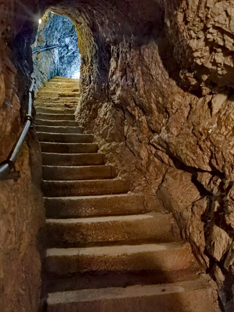 Höllentalklamm wandern durch die Felsentunnel