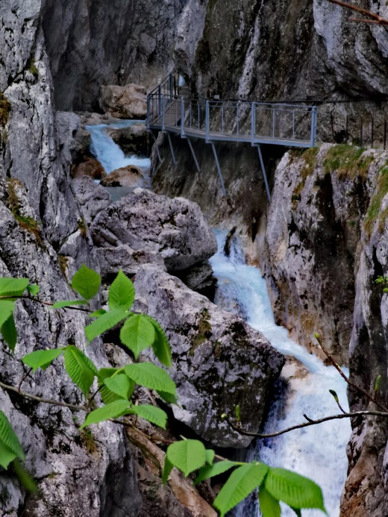 Die Höllentalklamm Wanderung führt über aufwändige Weganlagen - am Felsen entlang und in Tunneln durch die Felsen