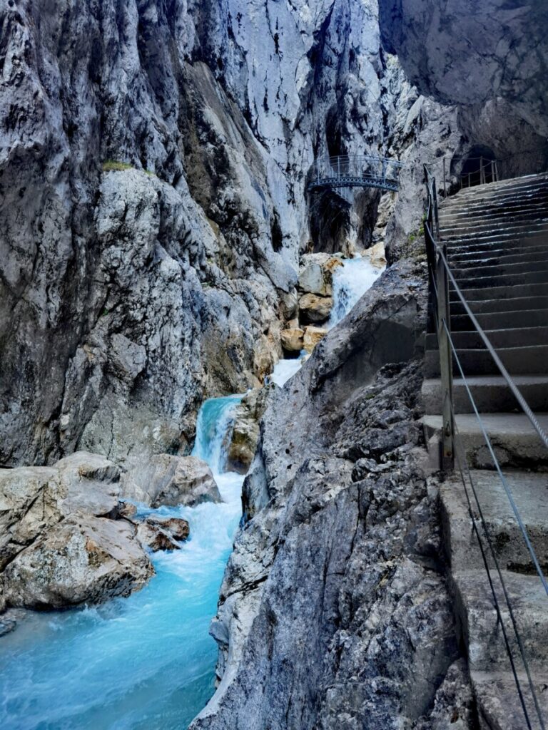 Hochbeglückende Höllentalklamm Wanderung - über die Stufen geht es am lauten Bergbach entlang