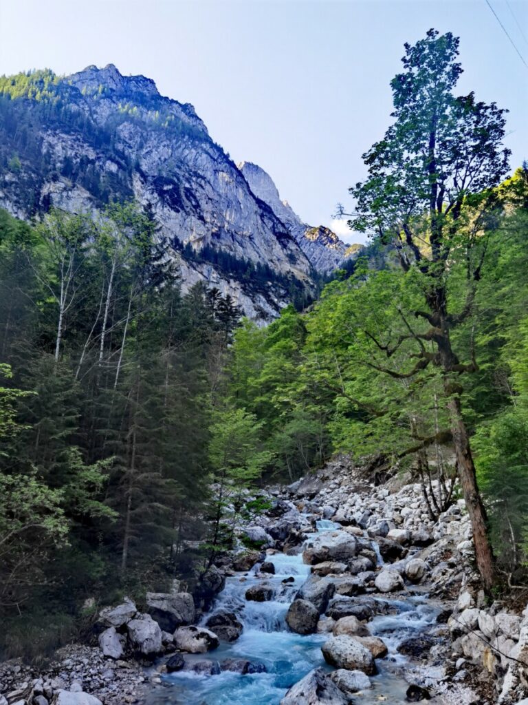 Richtung Höllentalklamm wandern - durch das wildromantische Höllental geht es Richtung Einstieg in die Klamm