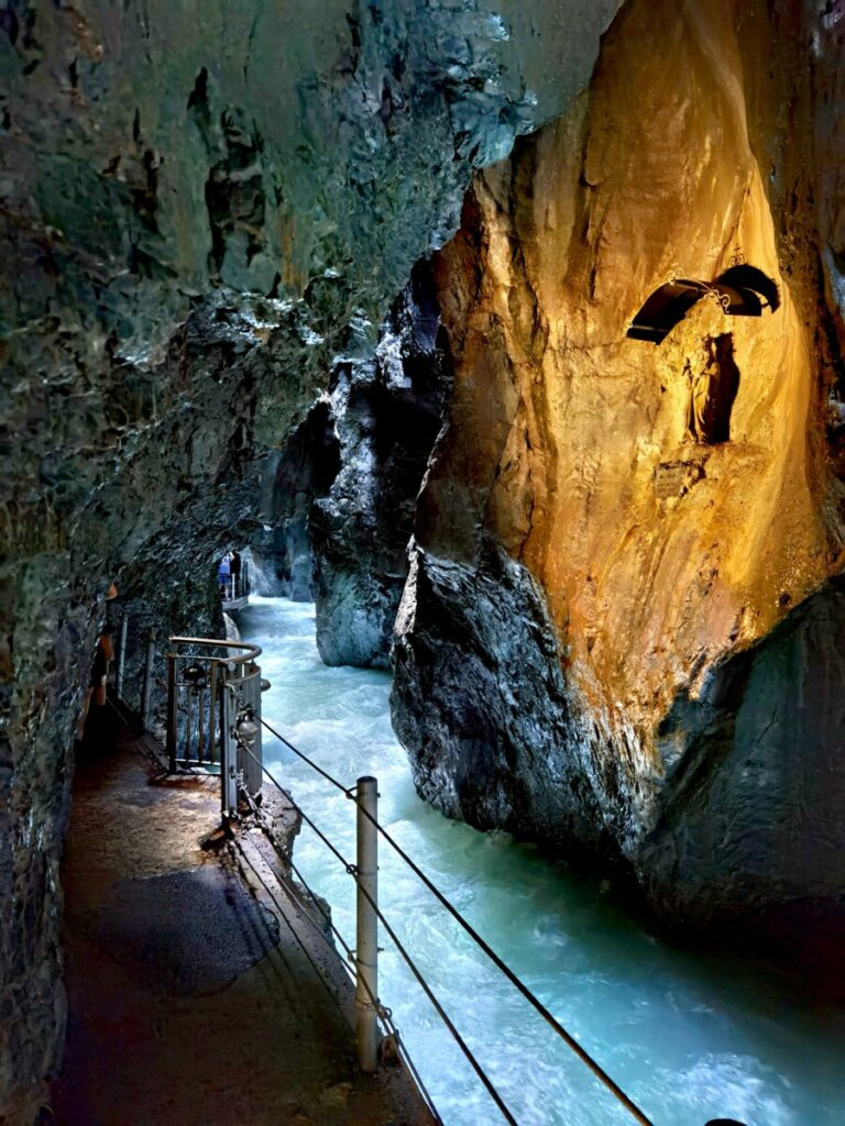 Mystisches Eck auf der Partnachklamm Wanderung - die Marienstatue in der Felswand