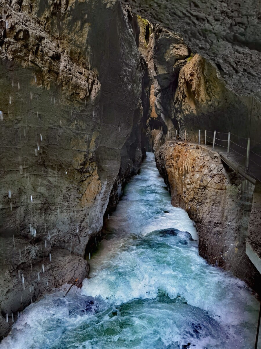 Die reißende Partnach in der Partnachklamm - tosende Naturgewalten in Deutschland