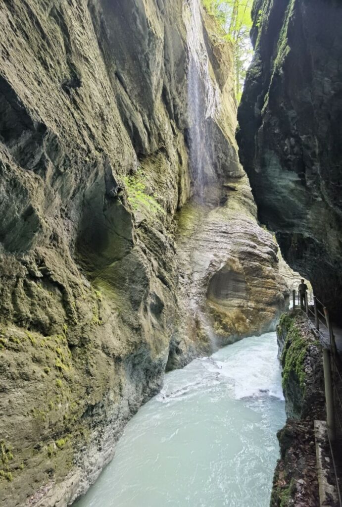 Durch die Partnachklamm wandern und staunen - vergleich mal die Höhe der Felsen mit dem Wanderer am Steig!