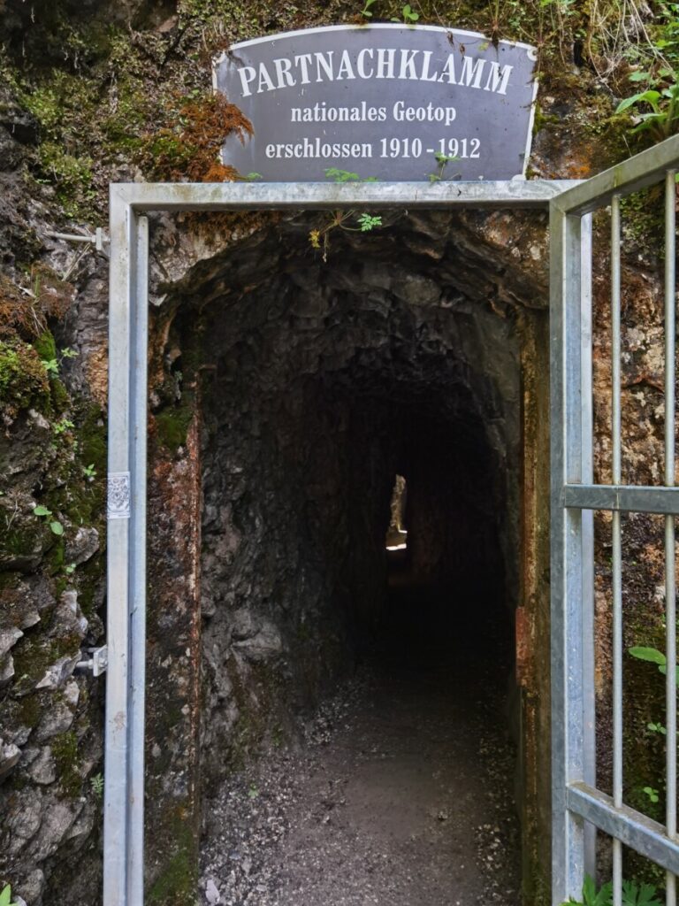 Hinter dem Drehkreuz beginnt deine Wanderung durch die Partnachklamm - es geht in den ersten Felsentunnel hinein